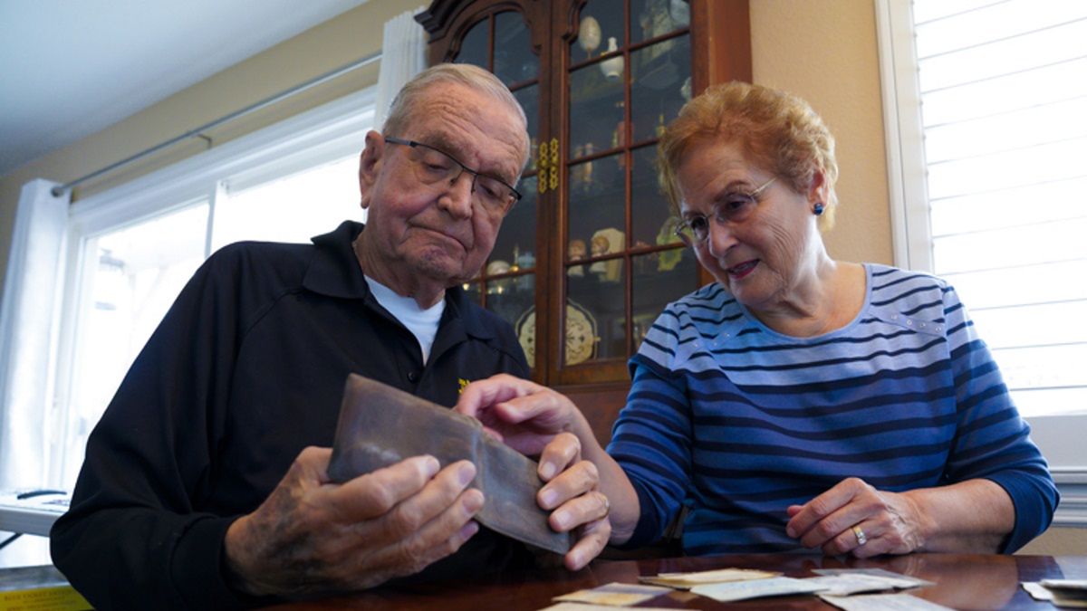 Paul Grisham z portfelem 