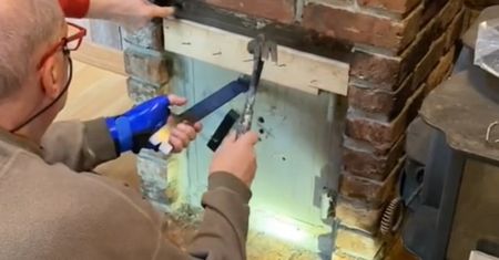 Znaleźli ukryty w kominku sejf. Napięcie sięgnęło zenitu, gdy udało się go otworzyć