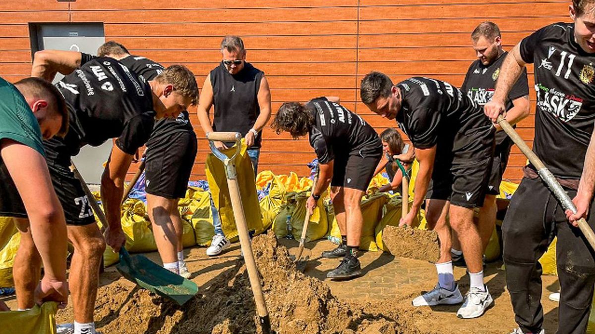 Facebook / SlaskWroclawHandball / Na zdjęciu: piłkarze ręczni Śląska Wrocław podczas akcji ratowania Wrocławia