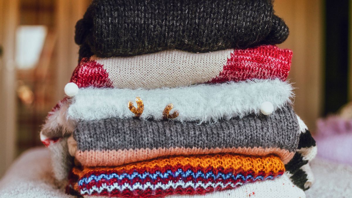 Swetry złożone w kostkę