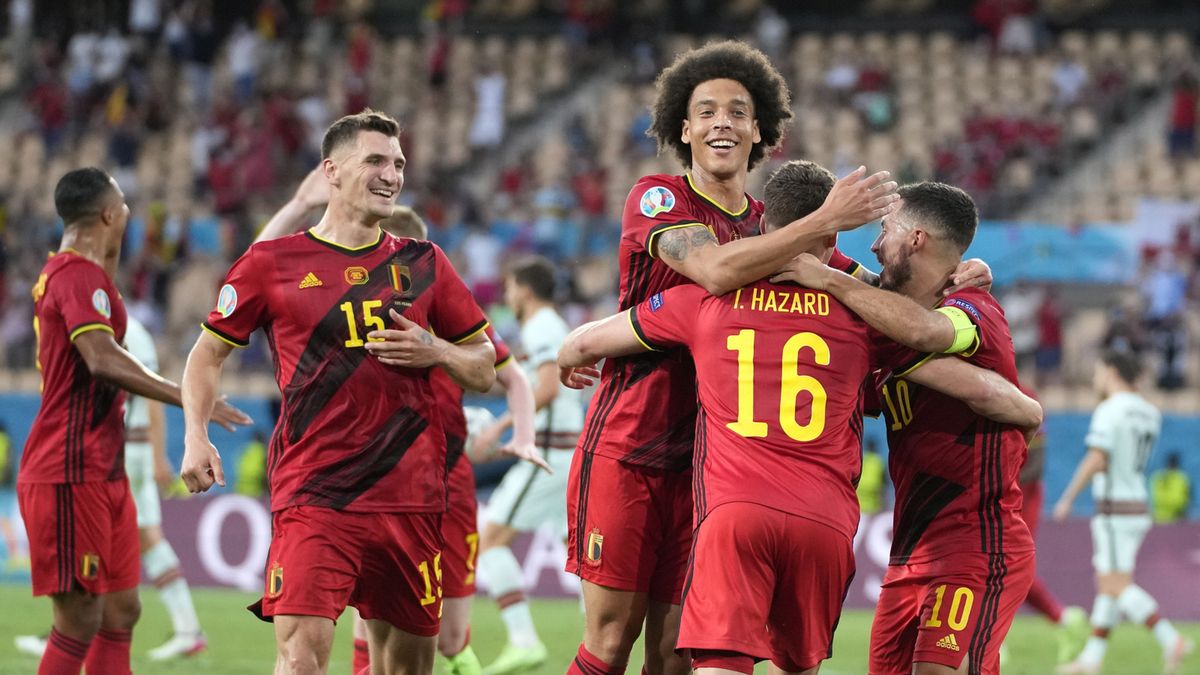 piłkarze reprezentacji Belgii cieszą się z gola