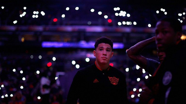 AFP / 19-letni Devin Booker zaskakująco szybko stał się liderem Phoenix Suns