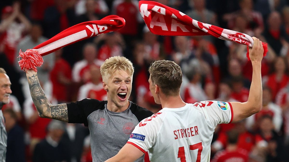 radość Duńczyków po meczu z Rosją
