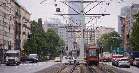 Warszawa. Tramwajarze pracują na pl. Narutowicza. Zmiany rozkładów