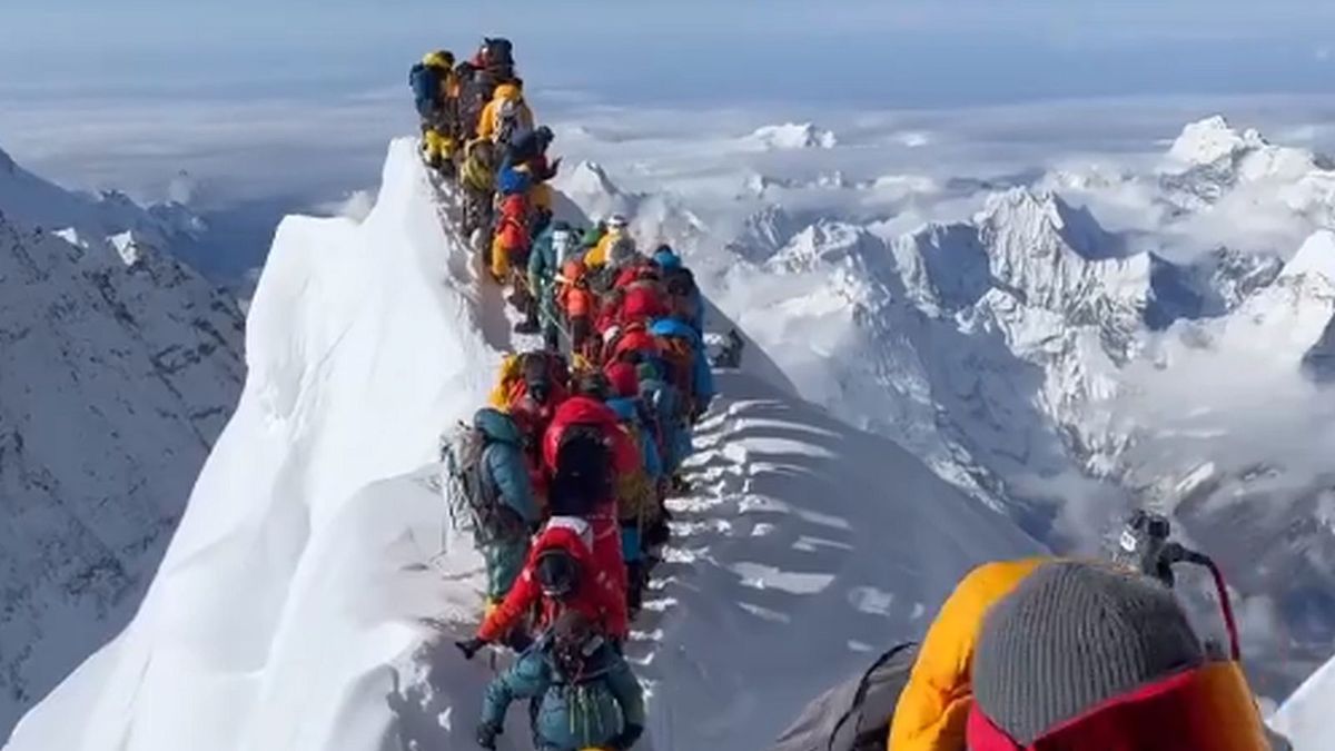 Zdjęcie okładkowe artykułu: Twitter / x.com/1goodtern / Na zdjęciu: kolejka turystów na Mount Everest
