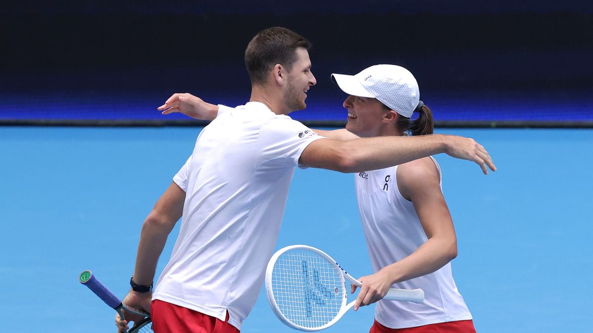 PAP/EPA / Richard Wainwraight  / Na zdjęciu: Iga Świątek I Hubert Hurkacz