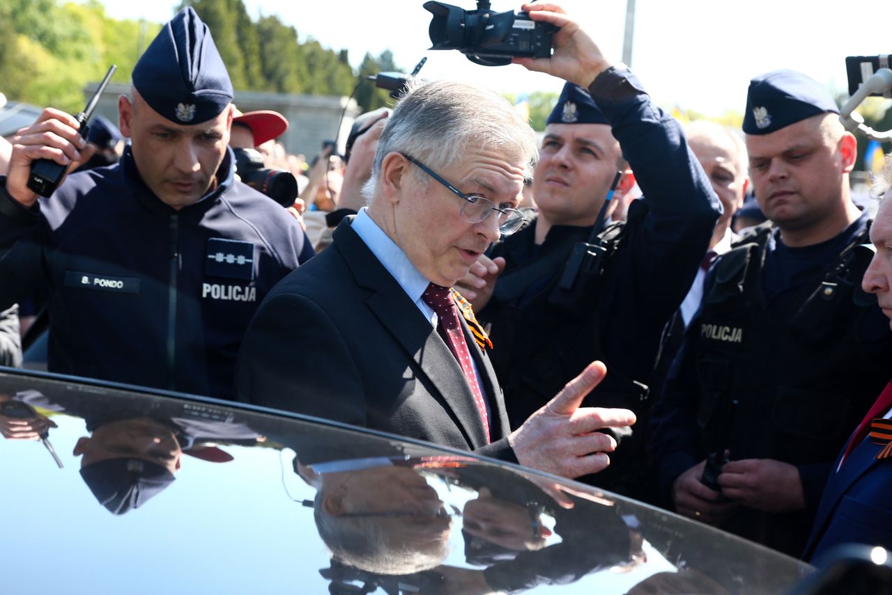 Ambasador Rosji zablokowany przez tłum protestujących