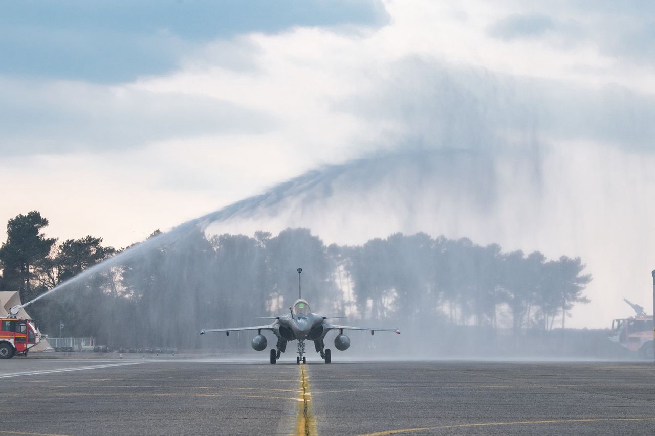 Pierwszy dostarczony francuskiemu lotnictwu Rafale F4.1.