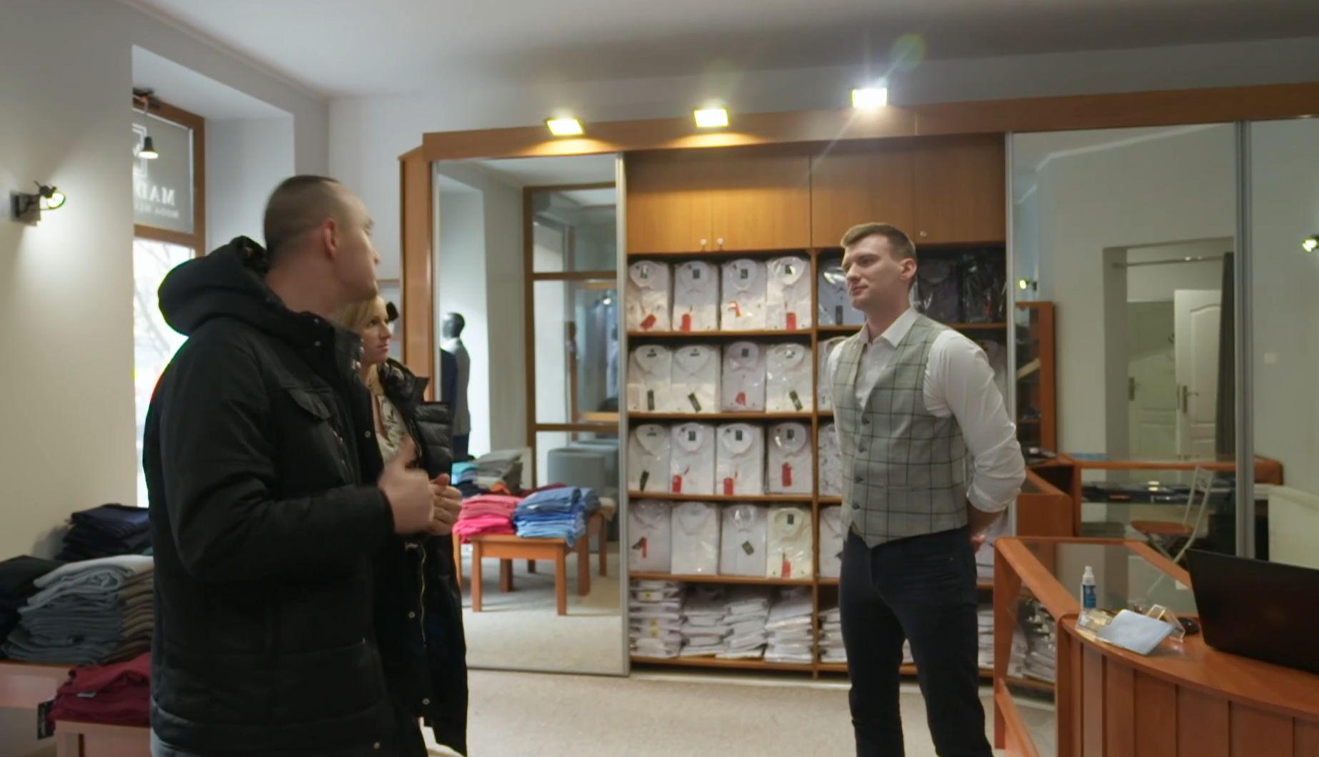 Maciej z przyjaciółką podczas ślubnych przygotowań