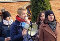 "Jesteśmy oburzeni". W Gdańsku mają dość. Wierni poszli przed kurię