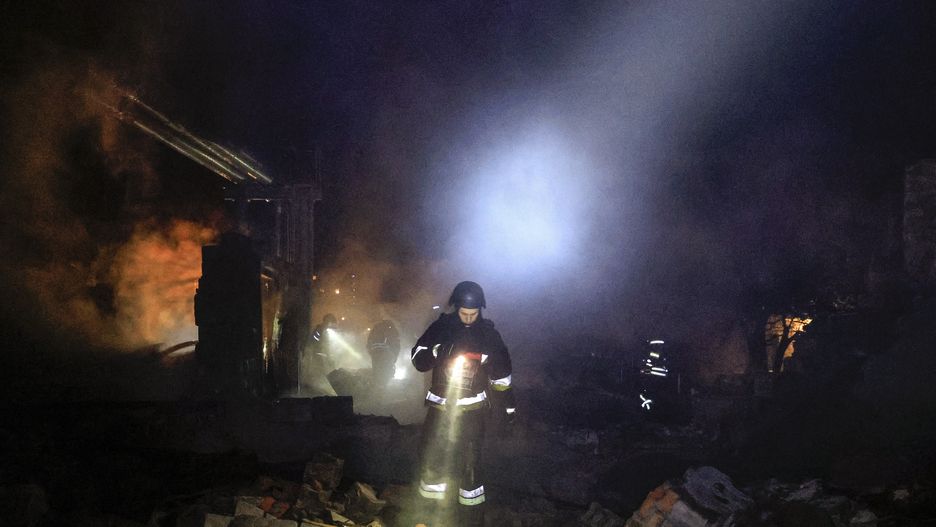 Ukrainian rescuers work at the site of drone strikes on a residential area in Kharkiv, northeastern Ukraine, late 26 March 2025 (issued 27 March 2025), amid the Russian invasion. A Russian large-scale drone attack on Kharkiv overnight injured at least 13 people, including two children, according to the Prosecutor General of Ukraine. Ukrainian air defenses shot down 42 of the 86 drones launched, with 26 others lost, according to the Air Force Command of Ukraine. EPA/SERGEY KOZLOV Dostawca: PAP/EPA.