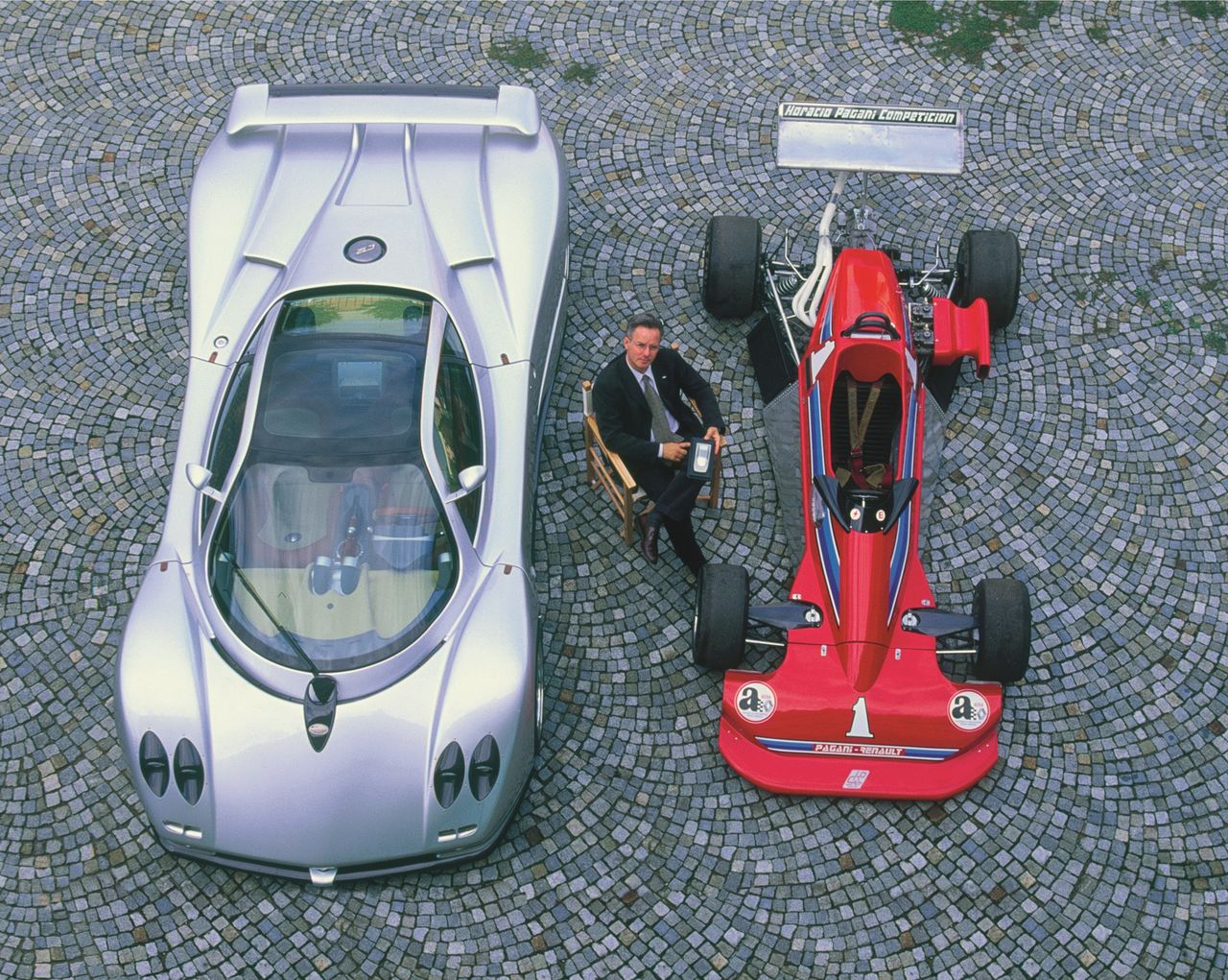Horacio Pagani z nową Zondą C12 i  23-letnim wówczas bolidem Formuły 2 Pagani-Renault, rok 1999