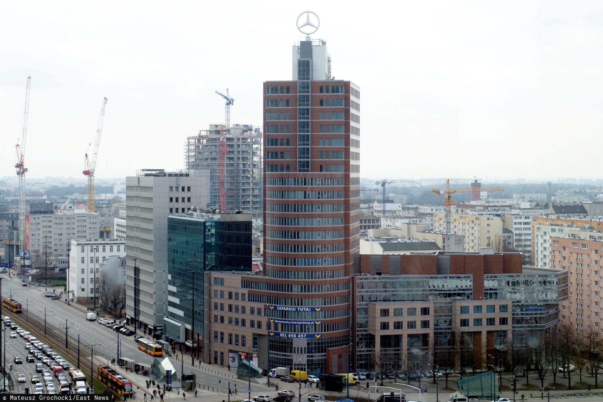 Biurowiec Ilmet. Zdjęcie z 2019 r., jeszcze z gwiazdą Mercedesa