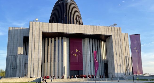 Apple TV+ kręci serial w Wilanowie. Filmowcy w Świątyni Opatrzności Bożej