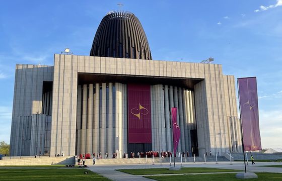 Apple TV+ kręci serial w Wilanowie. Filmowcy w Świątyni Opatrzności Bożej