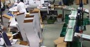 Pracownik ze srebrnymi włosami w pracy na wagę złota. "Jesteśmy silversami, na robocie się znamy"
