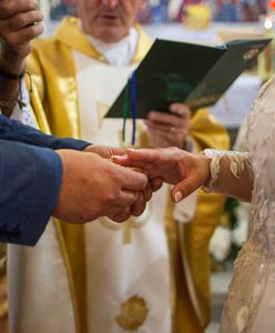 Chcieli zapłacić za ślub. Ksiądz zaczął mówić o gratisie i napiwkach