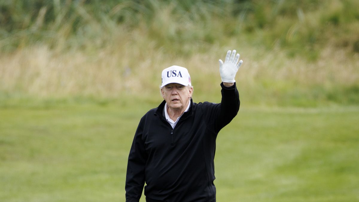 US President Donald J. Trump waves as he plays golf at Trump Turnberry golf course during a private visit in Turnberry, Scotland, Britain, 26 July 2025. US President Trump is visiting Scotland where he will visit his golf courses and meet with UK Prime Minister Keir Starmer. EPA/TOLGA AKMEN Dostawca: PAP/EPA.