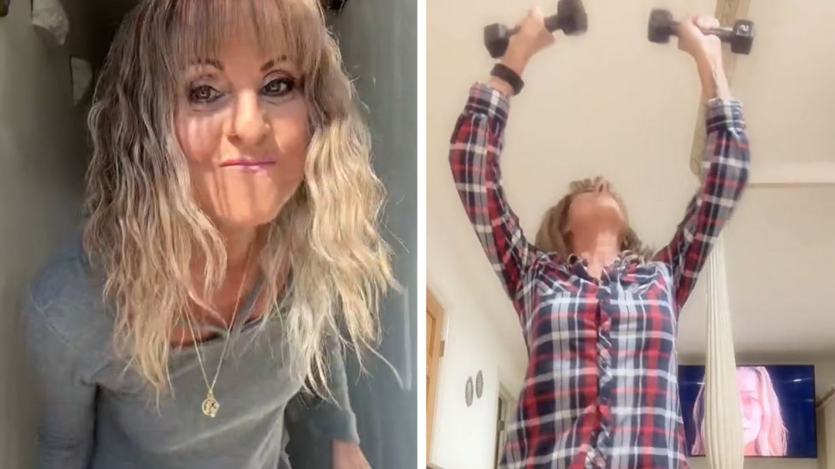 Dojrzała kobieta w pełnym makijażu ćwiczy w domu