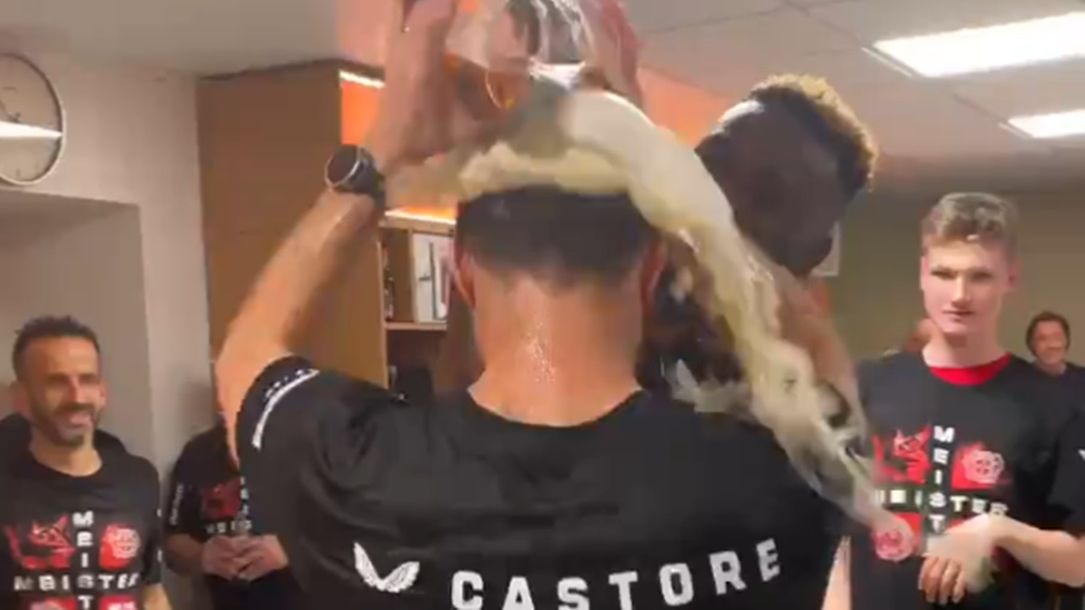 Na zdjęciu: Xabi Alonso, który został oblany piwem