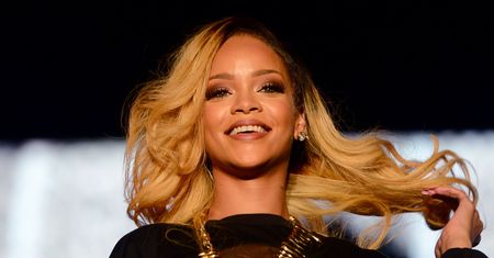 Rihanna zaszalała z fryzurą. Tym kolorem odjęła sobie co najmniej 10 lat!