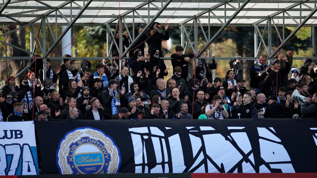 PAP / Łukasz Gągulski / Na zdjęciu: Kibice Hutnika Kraków podczas meczu podczas meczu 1/16 finału Pucharu Polski z Wisłą Kraków