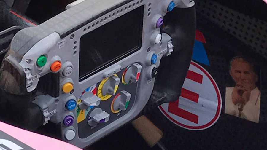 Twitter / cirebox / Na zdjęciu: zdjęcie Jana Pawła II w bolidzie Sergio Pereza