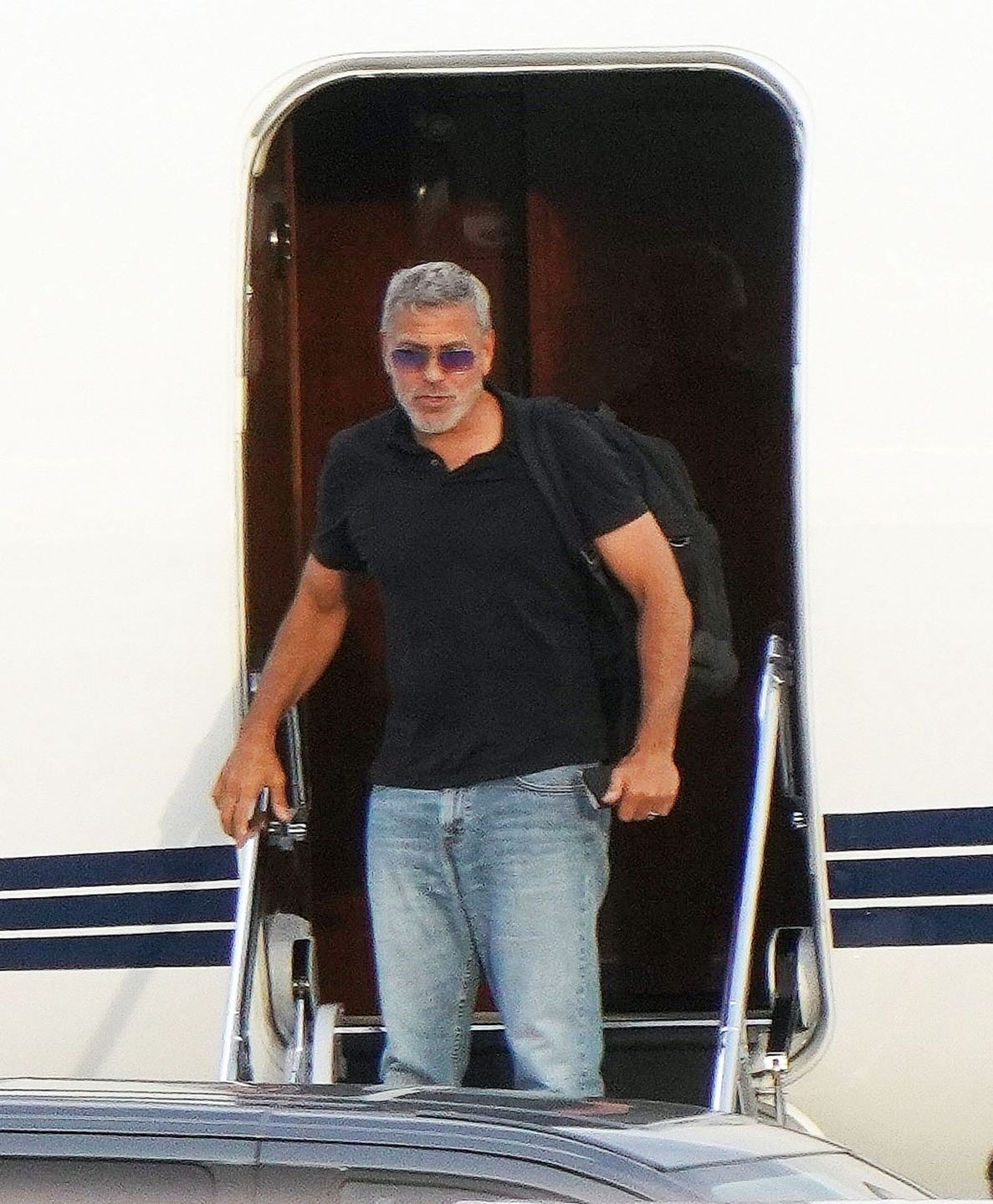George i Amal Clooney wysiadają z prywatnego samolotu we Francji