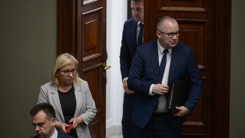Warszawa, 10.04.2024. Minister sprawiedliwości Adam Bodnar (P) i minister klimatu i środowiska Paulina Hennig-Kloska (L) na sali obrad Sejmu w Warszawie, 10 bm. Posłowie zajmą się projektem nowelizacji ustawy o KRS, projektami ustaw dotyczącymi przepisów aborcyjnych, a także wnioskiem PiS o odwołanie szefa MSWiA Marcina Kierwińskiego. (aldg) PAP/Marcin Obara