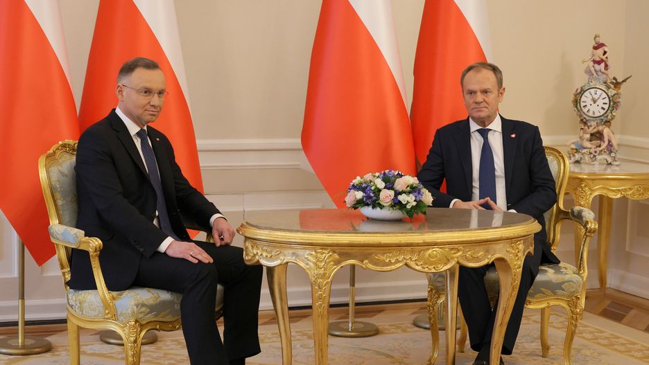 Warszawa, 15.01.2024. Prezydent RP Andrzej Duda (L) i premier Donald Tusk (P) na spotkaniu w Pałacu Prezydenckim w Warszawie, 15 bm. Spotkanie dotyczy między innymi najbliższej wizyty premiera na Ukrainę. (aldg) PAP/Paweł Supernak