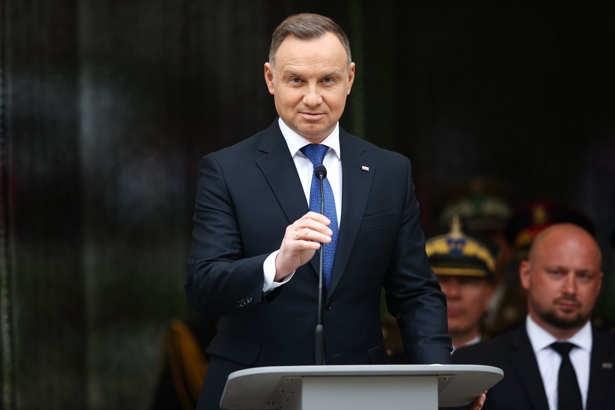 Prezydent Andrzej Duda, w tle szef BBN  Jacek Siewiera