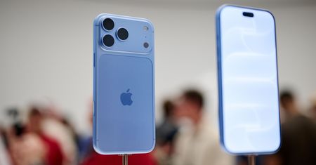 Nowe iPhone'y mają większe baterie. Ile mAh dodało Apple?
