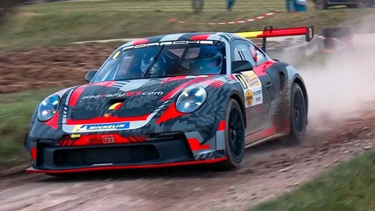 Porsche 991 GT3 Cup w roli rajdówki. Na nagraniu widać, że radzi sobie świetnie