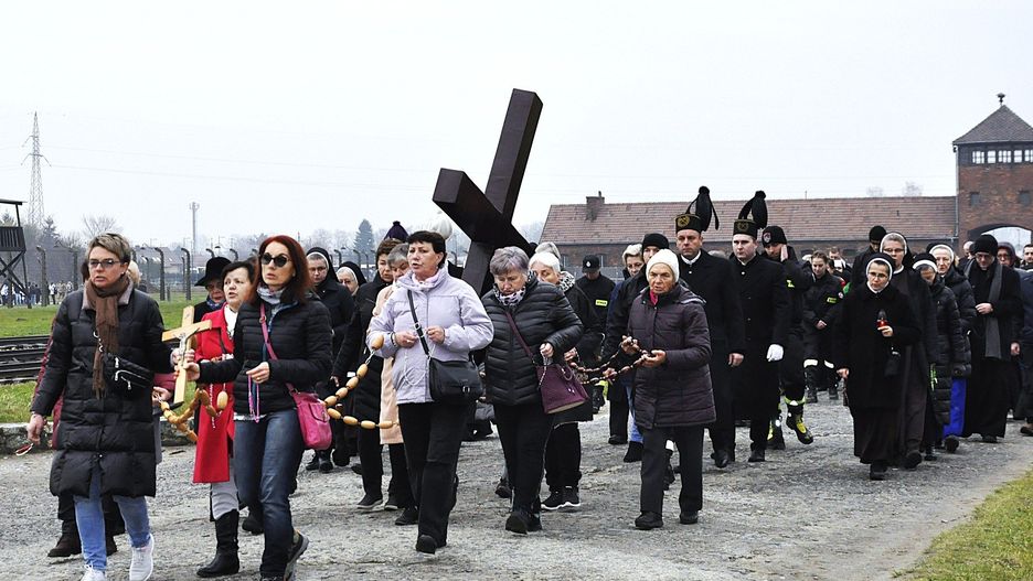 Ponad tysiąc osób wzięło udział w Drodze Krzyżowej w byłym obozie w Brzezince w intencji ofiar obozów koncentracyjnych i gułagów.