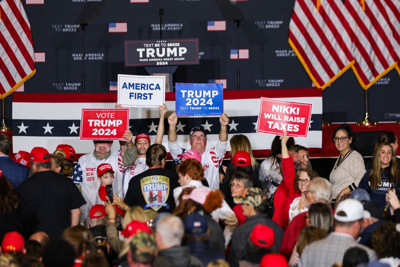 Supporters wait for former US President and Republican presidential candidate Donald Trump to speak at his 'Get Out The Vote Rally' campaign event at the Charleston Area Convention Center in North Charleston, South Carolina, USA, 14 February 2024. Trump is running against former South Carolina Governor Nikki Haley in the South Carolina Republican Presidential Primary on 24 February 2024. EPA/HUNTER CONE Dostawca: PAP/EPA.