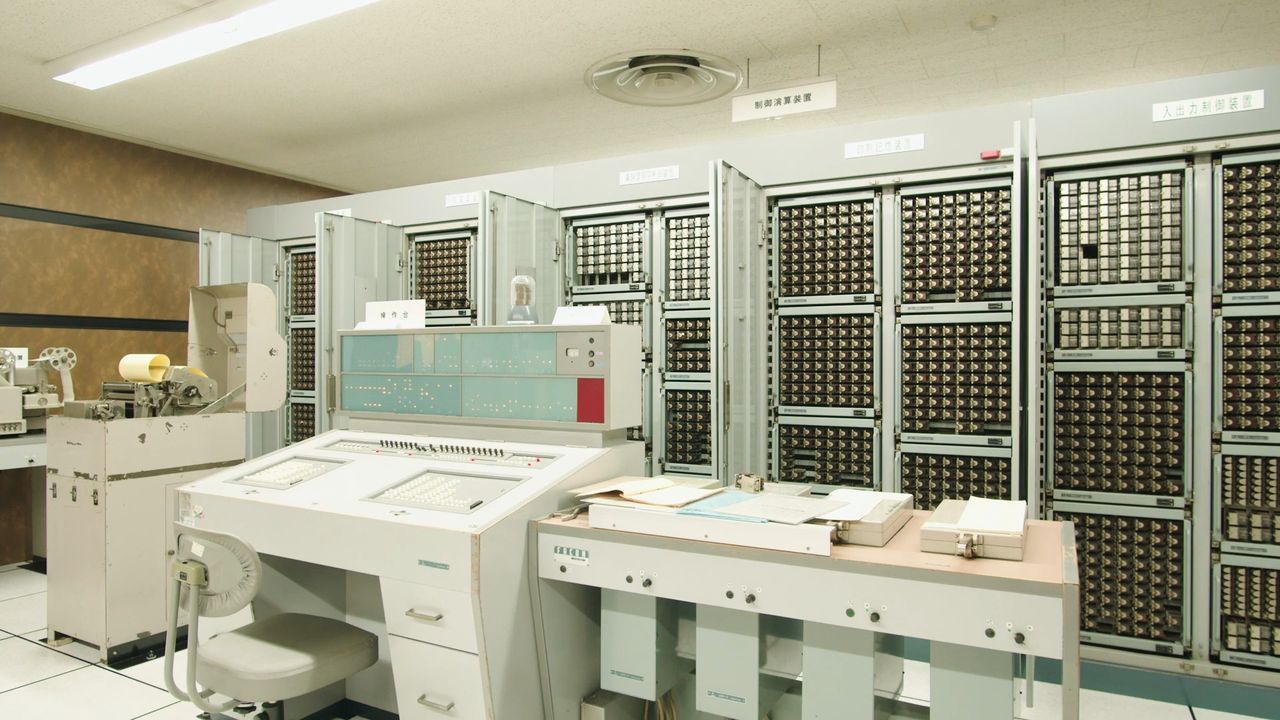 FACOM128B oparty o przekaźniki wciąż sprawny w laboratoriach Fujitsu (fot: Fujitsu Japan @ YouTube)