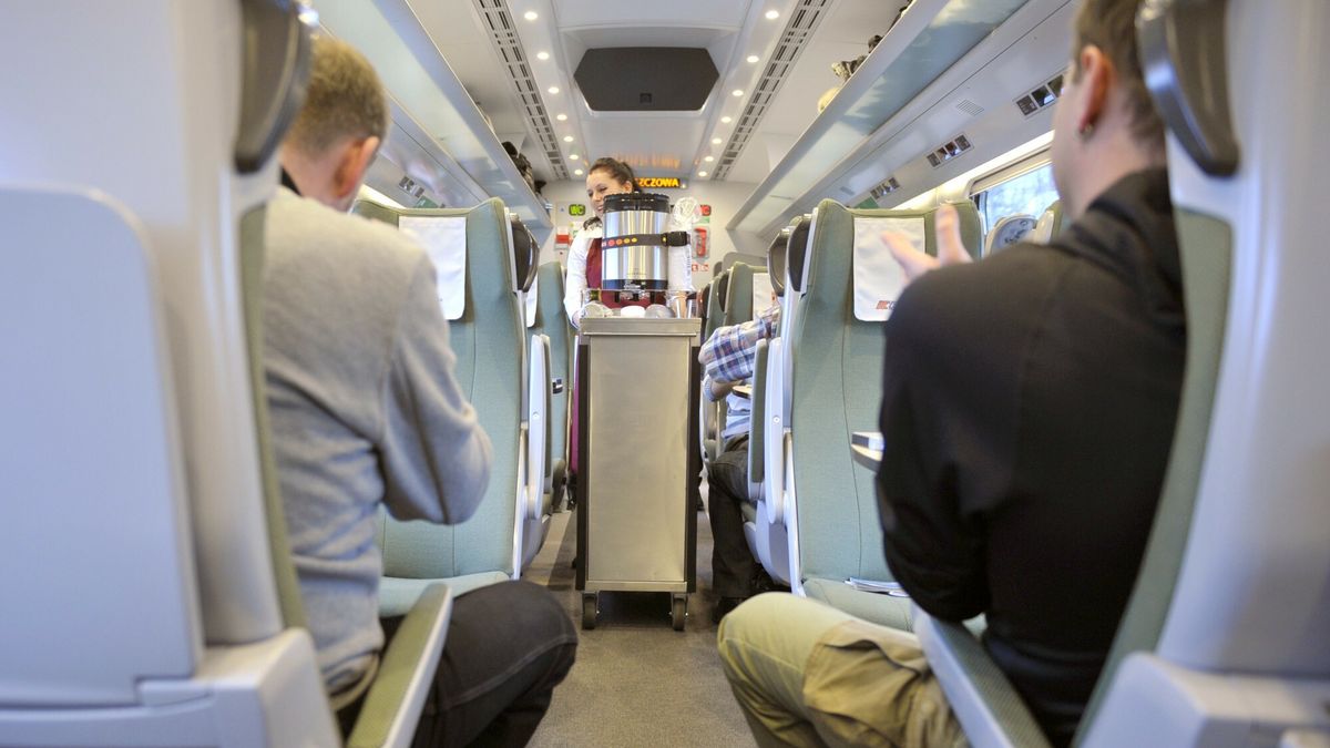 Poci?gi Pendolino zacze?y wozi? pasa?er�w
Fot. Lukasz Kalinowski / East News Katowice 14.12.2014 Pierwszy dzien przewozow pasazerskich pociagami Pendolino pociag Pendolino relacji Katowice - Warszawa   N/z: Wagon Pendolino
LUKASZ KALINOWSKI