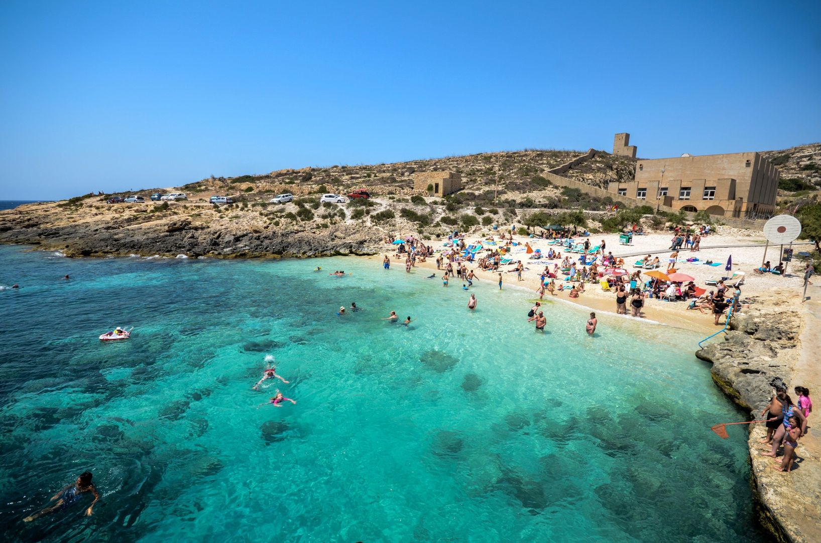 Hondoq Bay - miejsce spotkań kajakarzy z całego świata, podziwiających groty i jaskinie Gozo z poziomu wody. 