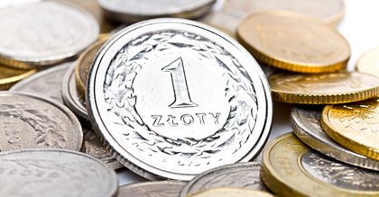 Złoty mozolnie odzyskuje siłę w stosunku do euro i dolara