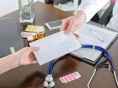 Polacy płacą za badania laboratoryjne, mimo że są one refundowane