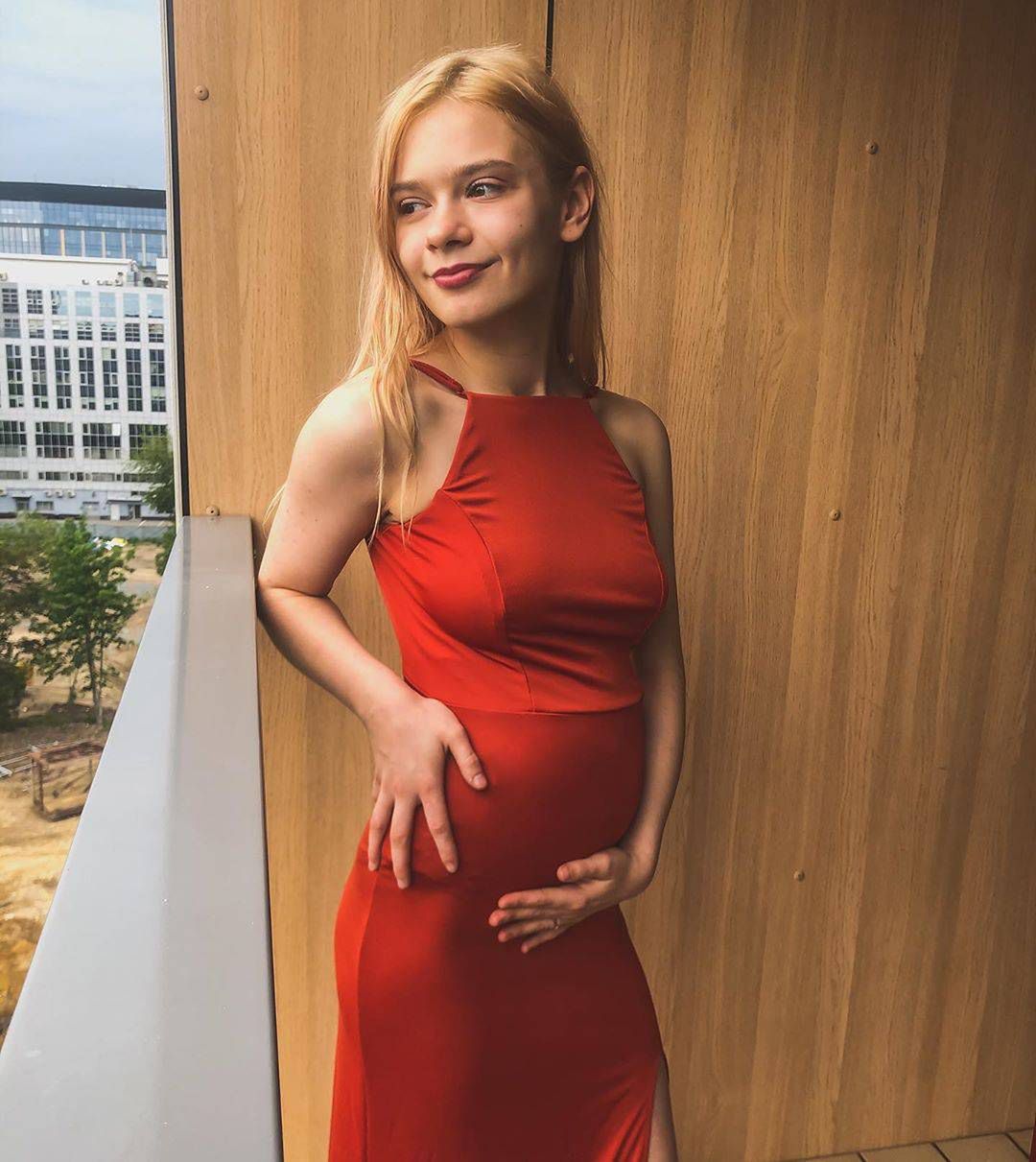 Julia Wróblewska z ciążowym brzuchem