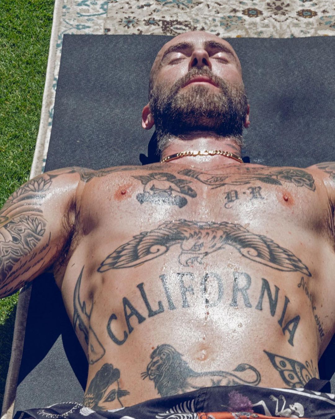 Adam Levine. Zrobił sobie tatuaż na twarzy! Fot. Instagram