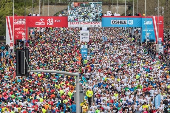 Trwa Orlen Warsaw Marathon. Są utrudnienia w ruchu. Policja uruchamia infolinię