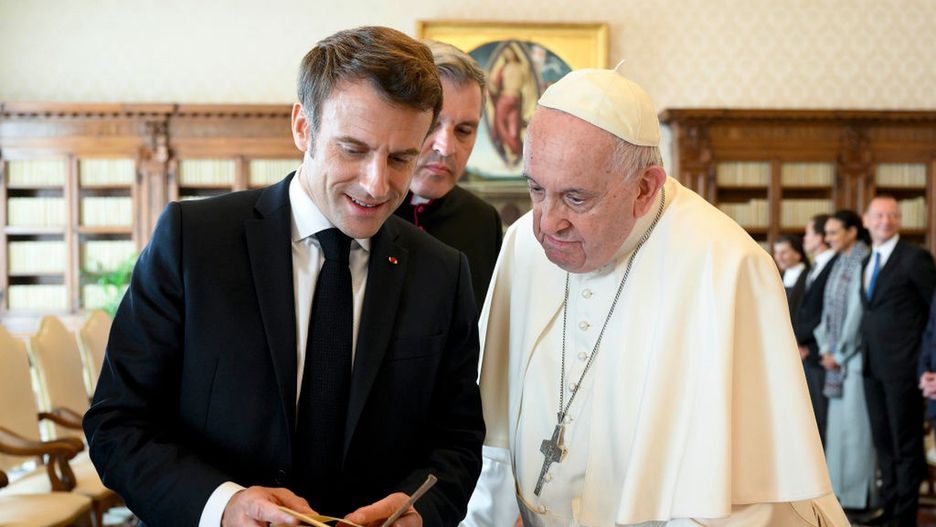 Zagadkowy prezent od Macrona. "Polskie MSZ bada sprawę"