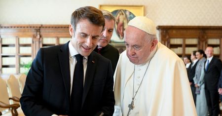 Zagadkowy prezent od Macrona. "Polskie MSZ bada sprawę"