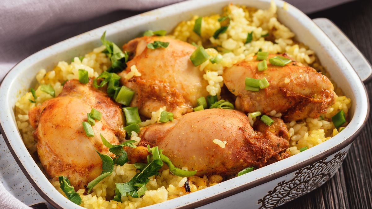 Kurczak zapiekany na ryżu smakuje genialnie