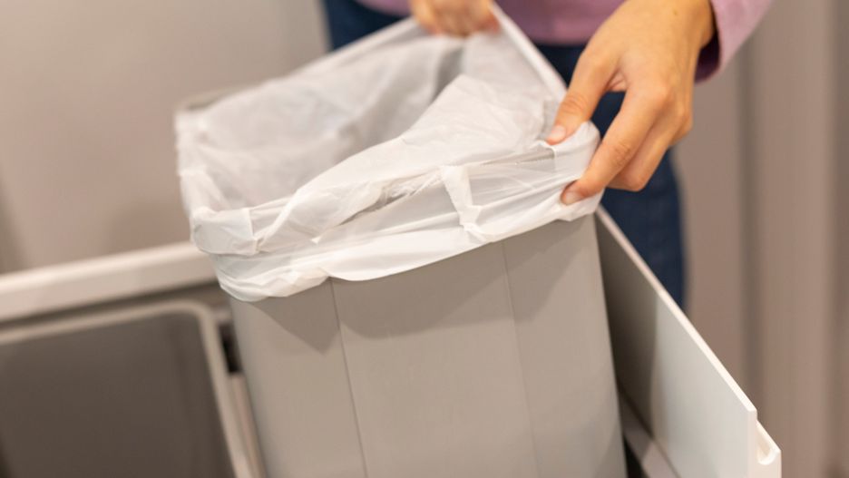 Podzieliła się prostym trikiem. Tak powinniśmy zakładać worki na śmieci