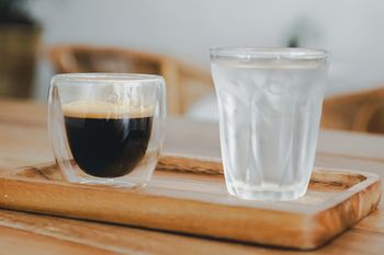 Do kawy podają szklankę wody. A tak naprawdę mało osób wie, kiedy należy ją wypić