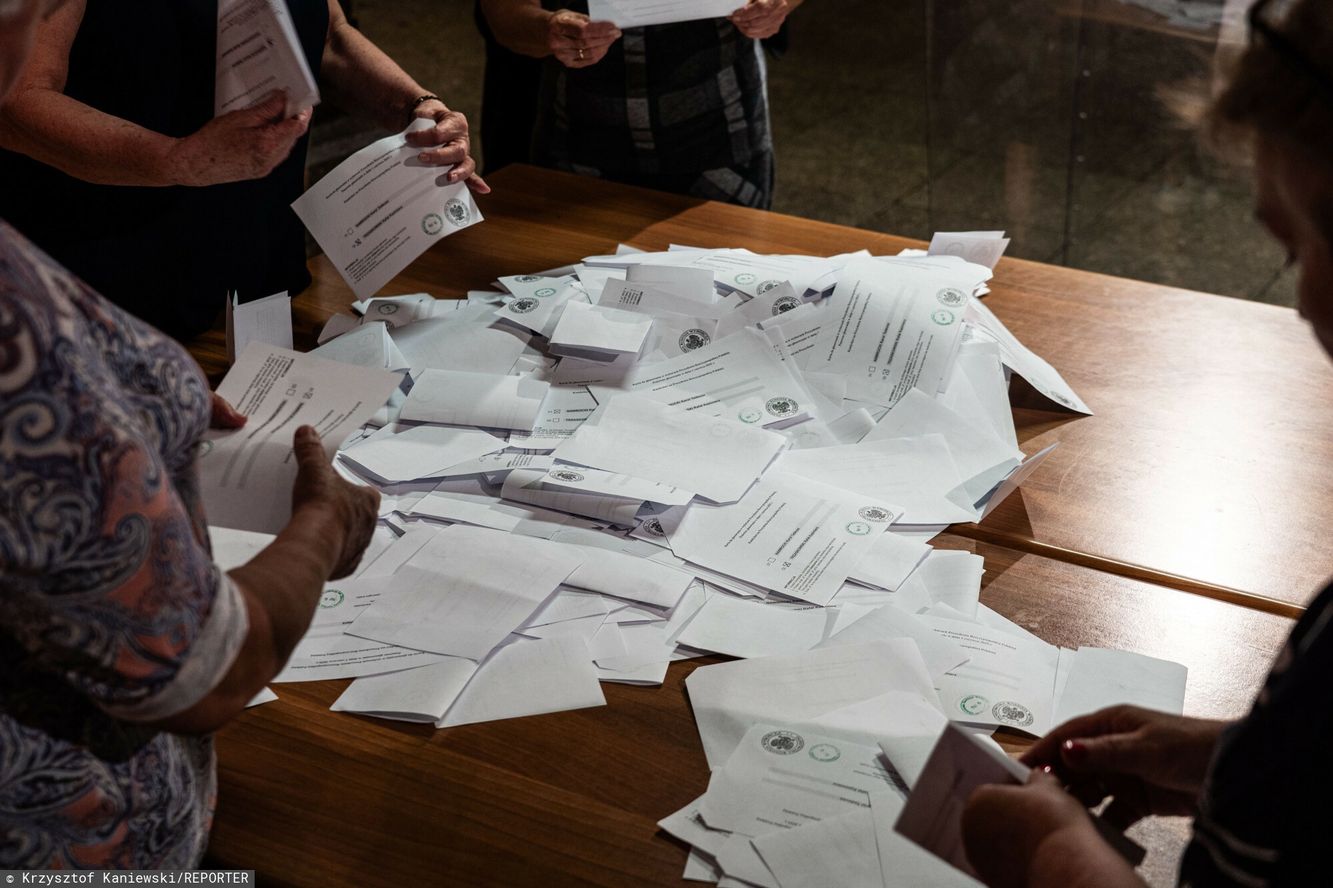 Nieprawidłowości w komisjach. Obie na niekorzyść Nawrockiego