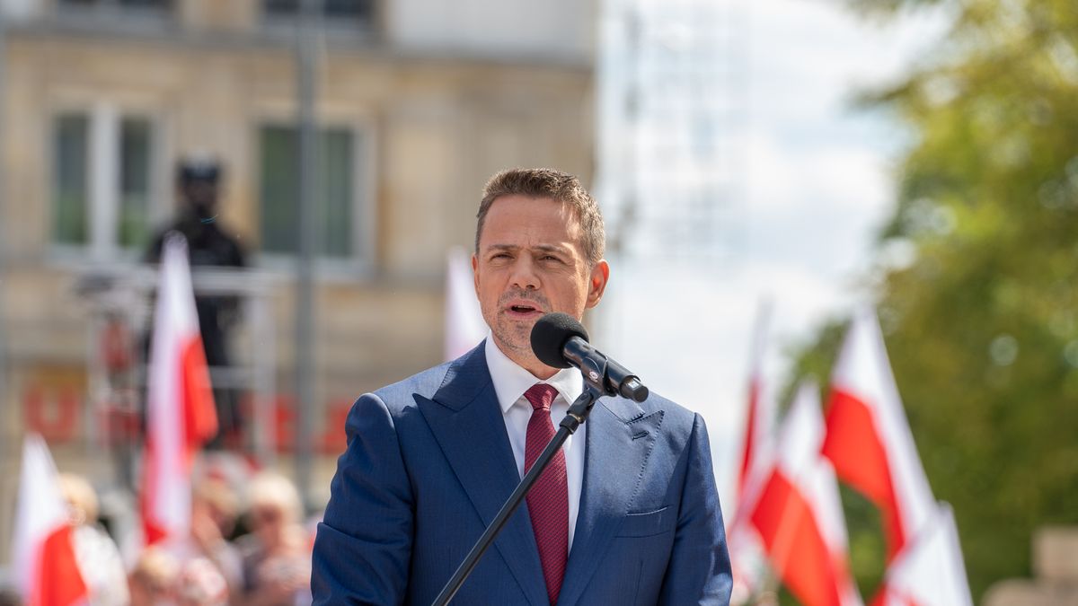 WARSAW, POLAND - 2025/05/25: The Mayor of Warsaw and the Civic Coalition (KO) presidential candidate, Rafal Trzaskowski delivers a speech as thousands of supporters listen to him during the Great Patriotic March a week before the second round of the presidential elections. Several Thousands of people marched with the candidate for President of Poland in a rally aimed to mobilise voters ahead of the run-off election round that will take place on June 1, 2025 in which the the centrist Warsaw mayor Rafa Trzaskowski, from prime minister Donald Tusk's governing pro-European coalition will face the Eurosceptic historian Karol Nawrocki, backed by the populist rightwing Law and Justice party (PiS). (Photo by Marek Antoni Iwaczuk/SOPA Images/LightRocket via Getty Images)